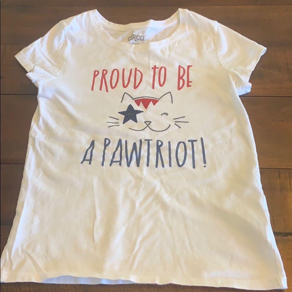 Cute “proud to be a pawtriot” 🐾 t-shirt